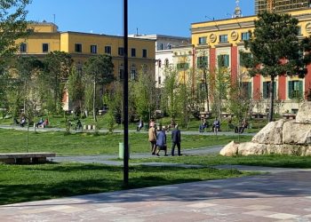 Nga Tirana në Sarandë e Shkodër/ Pensionistët ‘pushtojnë’ rrugët e qyteteve pas një muaji izolim