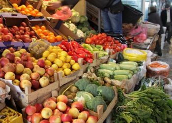 Tregtarët e tregut të Orizit në Vlorë protestë para prefekturës: Po nuk u hap tregu, duam pagën e luftës