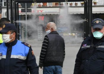 Dy mjekë po trajtohen në Spital, 8 policë konfirmohen me koronavirus/ Tunel dezinfektues tek Policia e Tiranës
