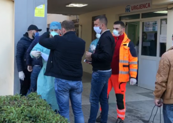 “Të indinjuar për shpërblimin”/ Personeli i urgjencës në Lezhë në protestë: Ua japim familjeve në nevojë