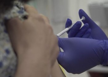 Fillojnë provat klinike për një vaksinë kundër koronavirusit, dy të rinj dalin vullnetarë