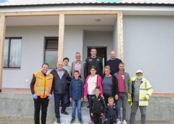 Iu dëmtua nga tërmeti i shtatorit, rindërtohet banesa e familjes Aluku në Kashar