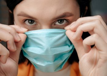 Kujdes! Këto janë 5 gabimet e rrezikshme që bëhen tek vendosja e maskës