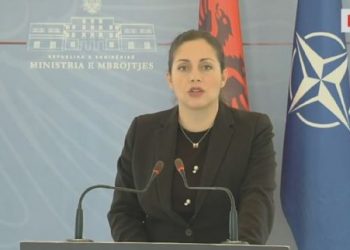 Akuzat e Bashës për tenderin e ushqimeve, reagon Xhaçka: S’mund të lë pas dore punën për t’u marrë me shpifësit