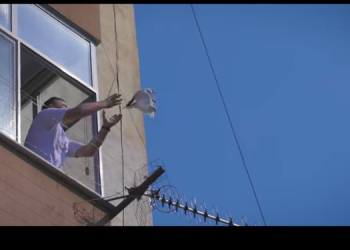 VIDEO/ Këngëtari: “Mbyllur brenda nuk duroj, më lini të fluturoj”