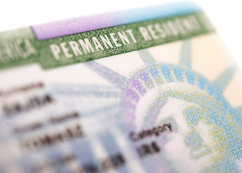 Pezullimi i emigracionit në SHBA, për 60 ditë nuk jepen “Green Cards”/ Trump: Kush preket nga vendimi