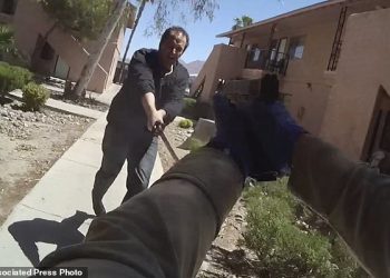 FOTOT/ Ish-ushtaraku sulmon me shpatë policët, ja momenti kur ekzekutohet