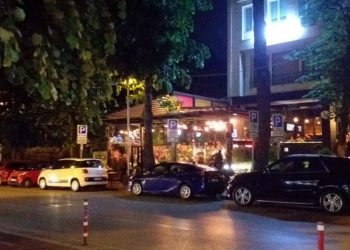 FOTOT/ Nuk respektohen masat e Covid-19: Shqiptarët mësyjnë lokalet e natës