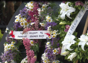 FOTO/ I jepet lamtumira e fundit ish-deputetit të PS, miq dhe familjarë e përcjellin për në banesën e fundit