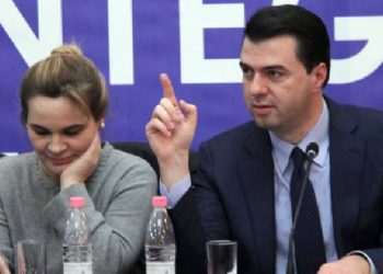 ‘Hipokritë e hajdutë’/ Qytetarët e degjenerojnë me komente Bashën e Kryemadhin për protestën te TK