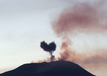 Shpërthen vullkani Etna në Siçili: Nga tymi në qiell formohet një zemër (Foto)