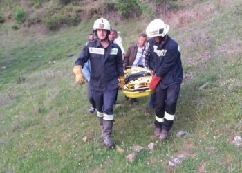 FOTO/ Vendi ku ndodhi aksidenti fatal në Gramsh, furgoni i shkatërruar dhe transporti me barrela