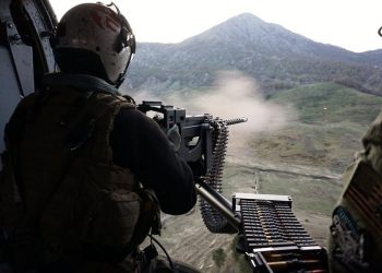 Shqipëria dhe SHBA-ja zhvillojnë stërvitje ushtarake së bashku, helikopteri amerikan fluturon mbi malet e vendit tonë