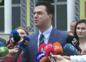 Kryetari i opozitës Basha uron besimtarët myslimanë nga Shkodra