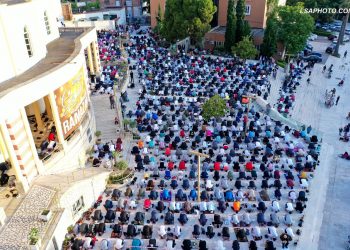 (Foto+Video)Besimtarët myslimanë festojnë sot ndryshe Fiter Bajramin pa u falur në sheshe, pandemia ndryshoi ritet e festës