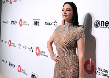 Bleona Qereti feston ditëlindjen, hileja që fsheh në moshën mbi tortë (VIDEO)