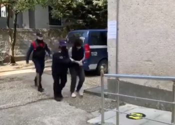 Laborator droge në banesë/ Fatura e energjisë zbulon nënë e bir, dalin para gjykatës në Fier (VIDEO)
