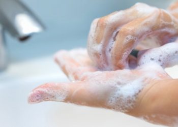 Ujë dhe sapun/ Studimi si të evitoni infektimin nga koronavirusi