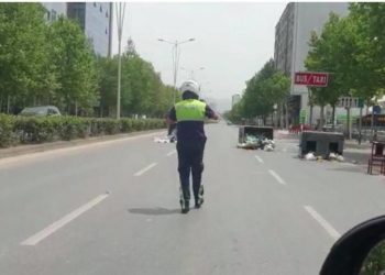 Mosbindja civile sipas Berishës?! Në Laprakë hidhen në mes të rrugës kazanët me plehra
