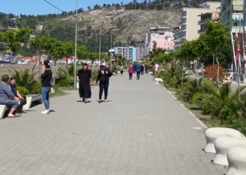 VIDEO/ Mrekullia e karantinës në Shëngjin pas riatdhesimit, qytetarët shijojnë diellin