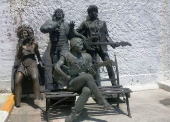 Durrës/ Nga ‘peshku komunist’ tek John Lennon, skulpturat e parkut në magazinë