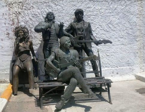 Durrës/ Nga ‘peshku komunist’ tek John Lennon, skulpturat e parkut në magazinë