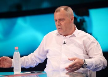 Ironia e Mustafa Nanos: Qabeja, apo Bazilika e Shën Pjetrit po prishej?! Godina e TK ishte e shpifur!