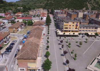 Prishet qetësia në Poliçan, 37-vjeçari i hyn në banesë fqinjit të moshuar dhe e vret me thikë