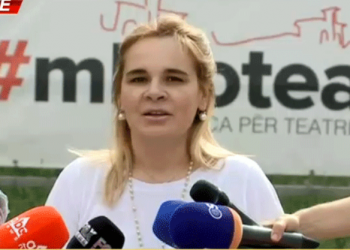 Kryemadhi kalon natën te Teatri Kombëtar: Jemi të gjithë me telefonat te koka, ja kush do të qëndrojë sonte