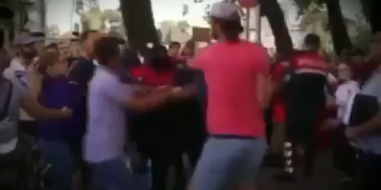 VIDEO/ Aktivisti për mbrojtjen e Teatrit, godet pas shpine punonjësin e policisë
