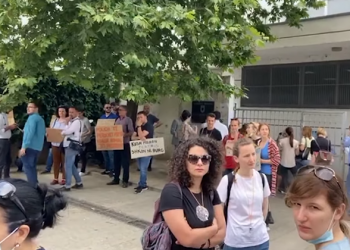 Aktivistë të Vetëvendosjes në protestë pranë Gjykatës Penale: Protesta ishte paqësore, shkatërrimi i Teatrit ishte “barbari”