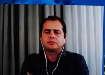 Plas sherri në studio, gazetari “i përvishet” Bylykbashit: T’ju vijë turp, e keni mbushur parlamentin me tregtarë dhe budallenj