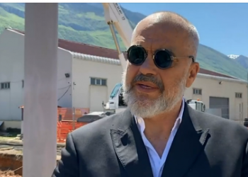 Rama batuta në kantierin e aeroportit të Kukësit: Vdes t’i ul këtu ata londinezët, vetëm të më lënë nonën rehat