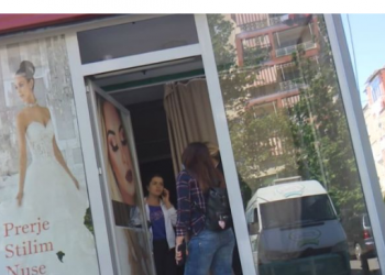 E mashtroi me diplomë false, parukierja kërcënon denoncuesen: Të hedh shtëpinë në erë