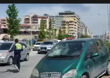 Vlorë/ Makina përplas këmbësoren, transportohet në spital pas dëmtimeve në gjymtyrë