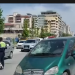 Vlorë/ Makina përplas këmbësoren, transportohet në spital pas dëmtimeve në gjymtyrë