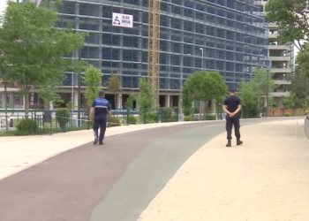 FOTO/ Liqeni artificial ”blindohet” me policë pas shkarkimit të shefit të komisariatit