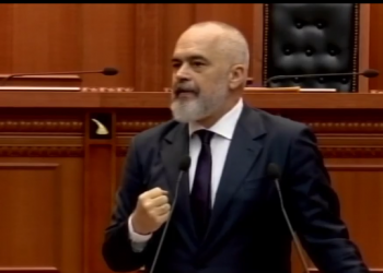 Teatri/ Rama: Turma u turr si sheshi te përsheshi, Basha ishte në gjumë duke ëndërruar