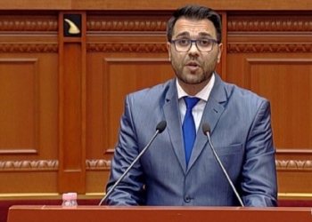 Recitoi me emocione “O moj Shqypni” në parlament, deputeti bën gafën: At Gjergj Fishta…