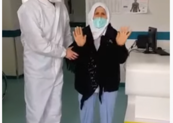 Emocionuese/ 77-vjeçarja mposht Koronavirusin, nënë Hikja lë spitalin Infektiv