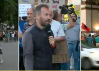 Aktivisti paralajmëron “tubim madhështor”, sot në Durrës u mblodhën 6 mijë firma për rindërtimin e Teatrit