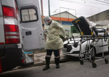 Mbi 200 mijë raste me COVID-19, dorëhiqet ministri i shëndetësisë disa javë pas emërimit