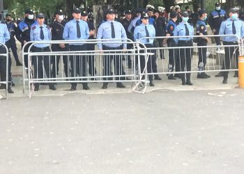 VIDEO/ Protestuesit përballë policisë te ish-godina e Teatrit Kombëtar, përzihet deputeti i opozitës së re