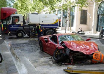 Angli/ Reperi përplas Ferrarin 280 mijë euro dhe e shkatërron krejt, shpëton vetë mrekullisht