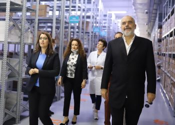 Rama viziton depon e re farmaceutike: Deri dje barnat shiteshin në farmaci sa “frëngu pulën”