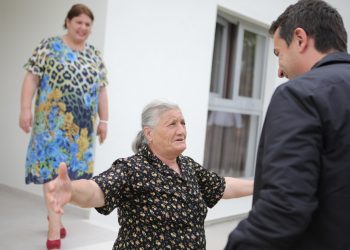 Shtëpia u dëmtua nga tërmeti/ Nata e Kadrit e gjen familjen në Kombinat në banesën e re (FOTO)
