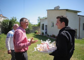 Fiter Bajrami, kryebashkiaku shpërndan ushqime për familjet në Farkë