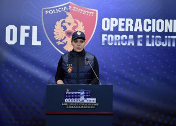 FOTO/ Bjondja “misterioze” heq syzet, ja si duket zëdhënsja e OFL-së