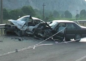 Aksident i frikshëm në Elbasan/ Përmbyset makina, 3 të plagosur dërgohen me urgjencë në spital