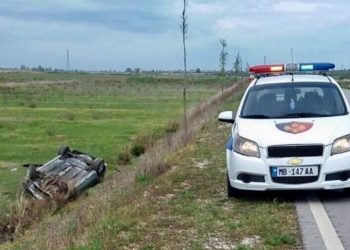 Makina del nga rruga në Bulqizë, plagoset një person/ Emri